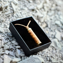 Elion Amulett aus Edelholz